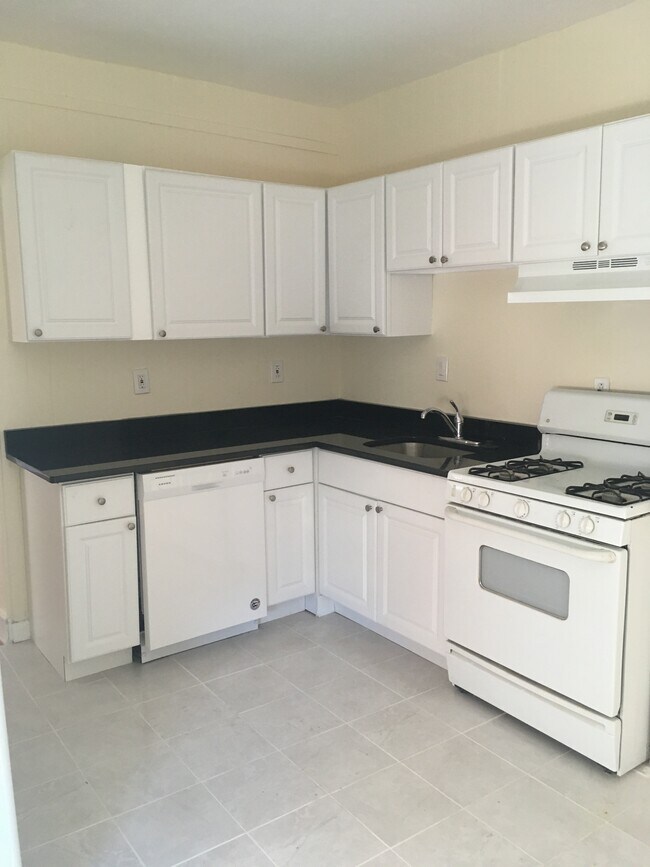 10 Parkway Rd unit 2, Brookline, MA 02445 - photo 2