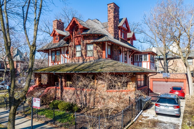 Queen Anne homes in Buena Park add architectural elegance to this historic Chicago neighborhood.