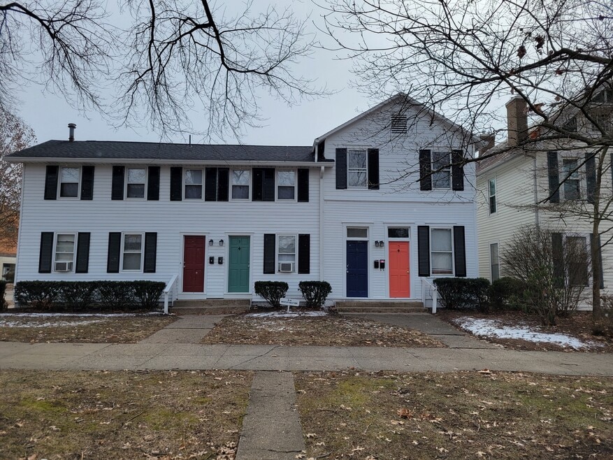 533 4th St unit Upper, Marietta, OH 45750 - photo 1