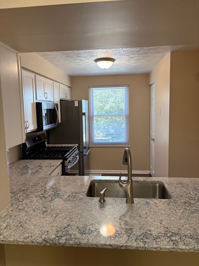 802 Lexington Dr, Aliquippa, PA 15001 - photo 3