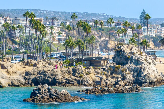 Newport Beach City lives up to its reputation with cliffside mansions overlooking the Pacific.