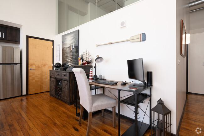 2BR, 2BA - 1097SF - Office Space