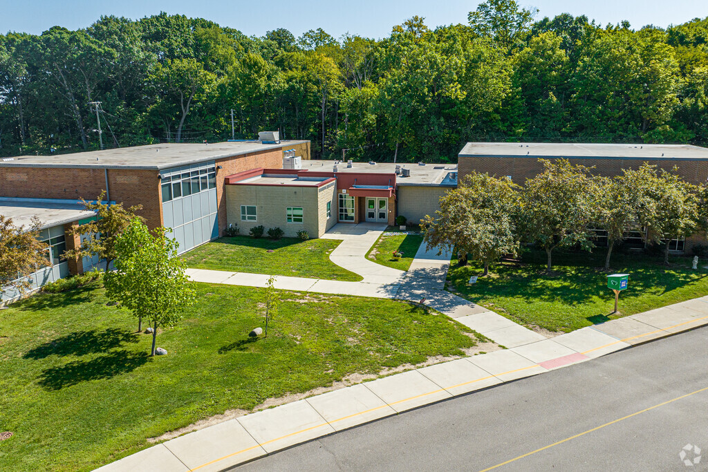 Kenbrook Elementary School has a great educational curriculum for students in Farmington, MI.