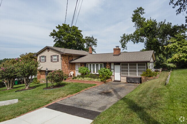 Split level homes in Glassmanor come in many different shapes and sizes.