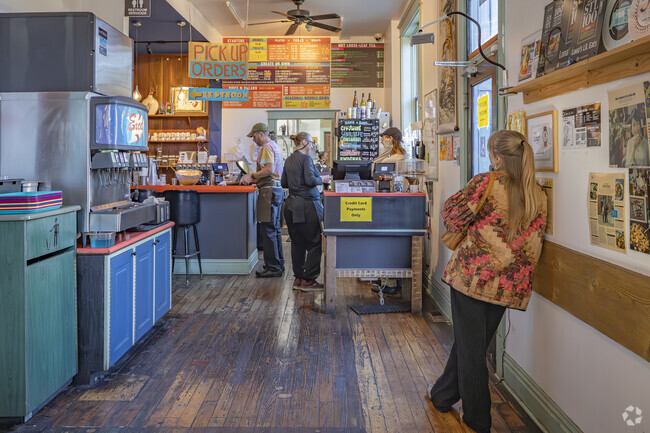 Lona's Lil Eats, an Asian-fusion restaurant, offers vegan-friendly options in Fox Park.