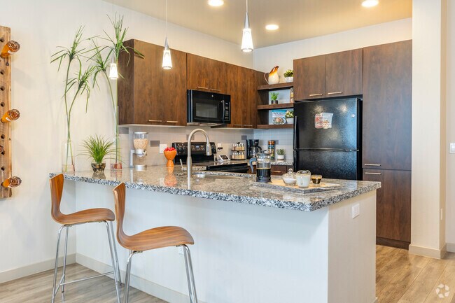 1BR, 1BA - 695SF - Kitchen & Dining Room