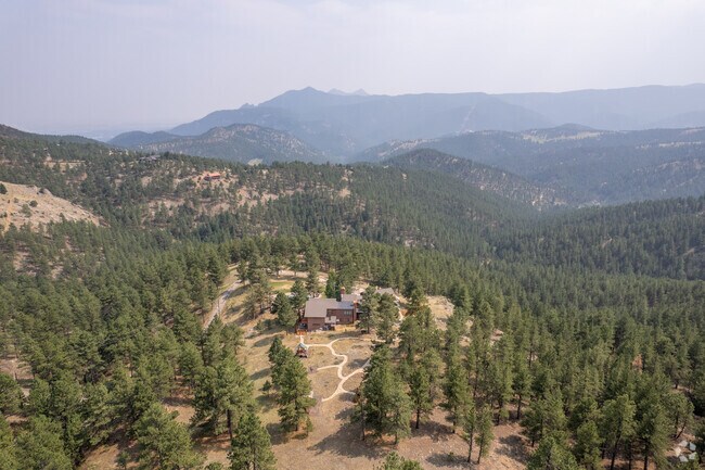 Seven Hills’ elevated homes offer expansive views of Boulder’s breathtaking mountain ranges.