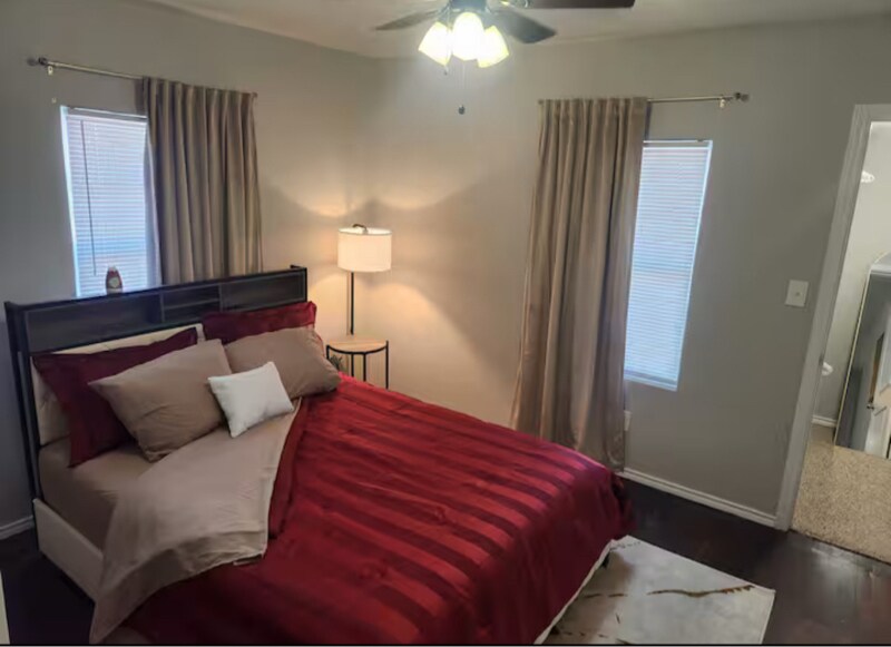 1334 W Ridgewood Ct unit C, San Antonio, TX 78201 - photo 1