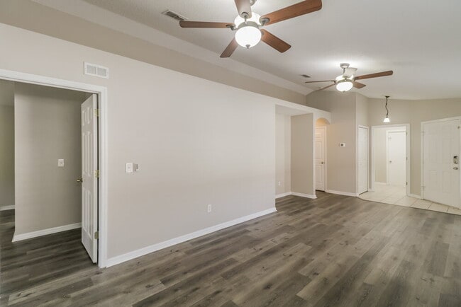 28651 Seashell Ct, Wesley Chapel, FL 33545 - photo 4