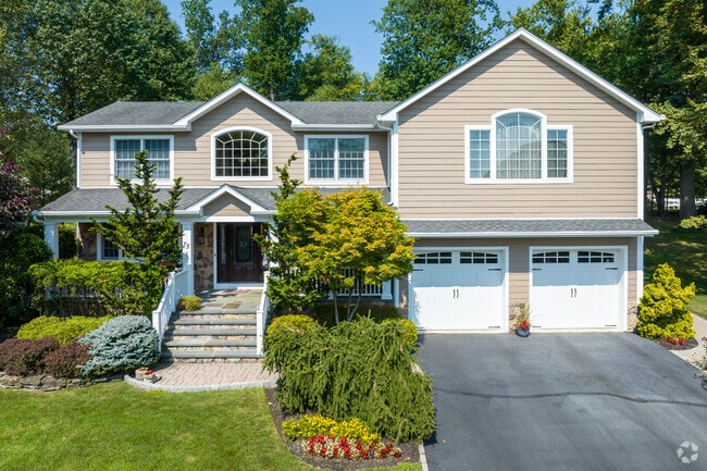 There are gorgeous modern split level homes available in Pearl River.