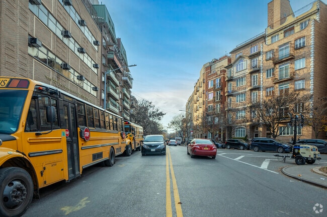 Darkei Tshivo Of Dinov serves 92 students in grades 9-12.