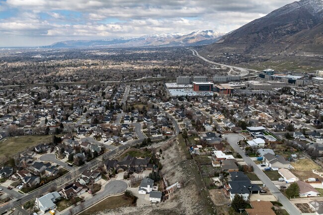 Cottonwood Heights is close to I 215 that makes it easy to get downtown.