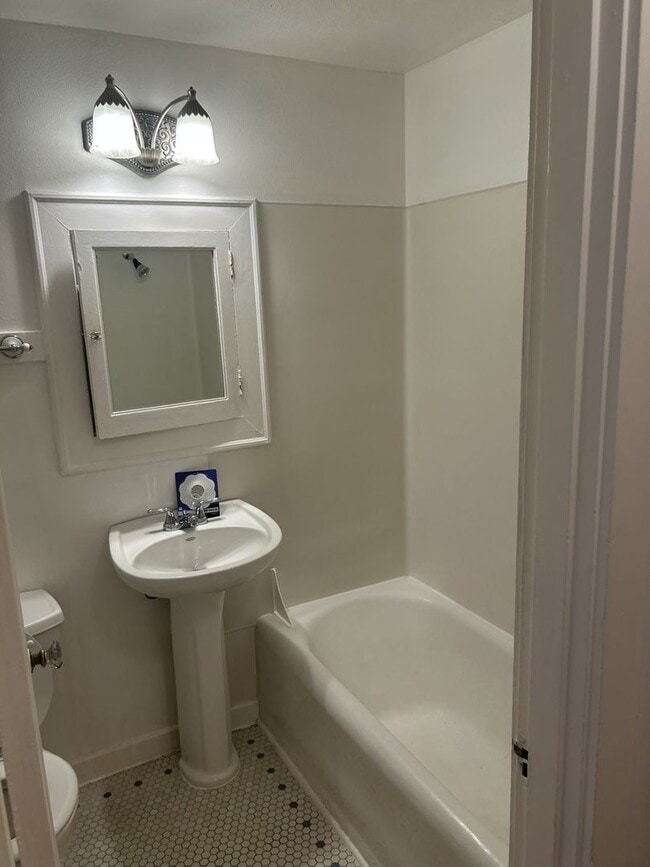 The Frederick Apartments, Seattle, WA 98105 - photo 7