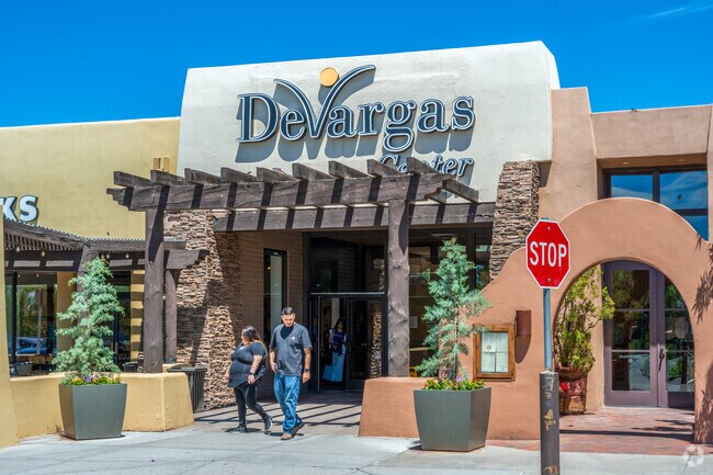 DeVargas shopping center near Vista Encantada offers plenty of shopping and dinning options.