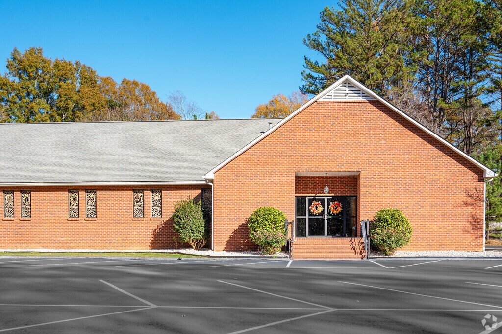Salisbury Adventist School provides private education in the neighborhood of 
Salisbury.