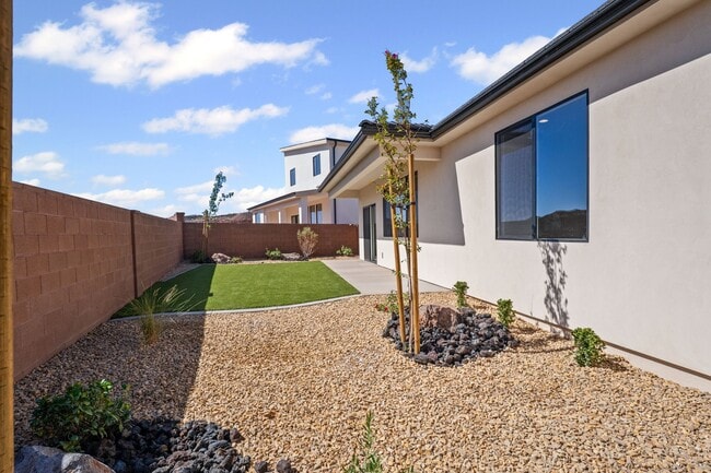 1026 E Coyote Crest Dr, Washington, UT 84780 - photo 2