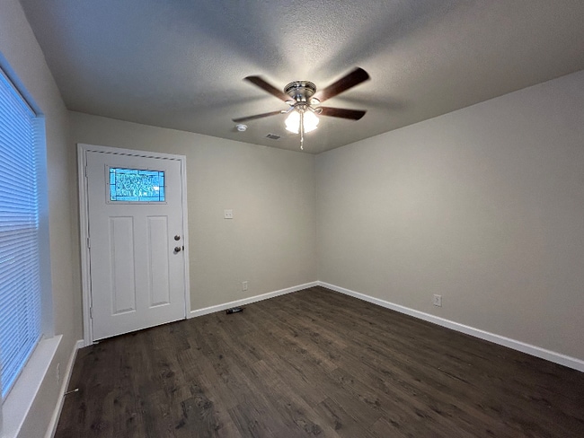 5607 Hiett Ct, Fort Worth, TX 76112 - photo 2