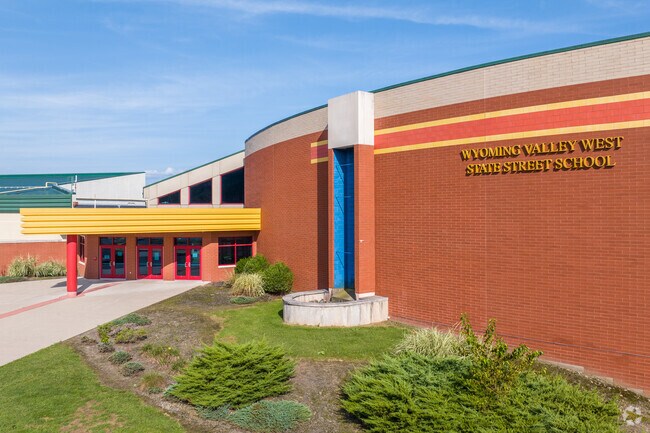 State Street Larksville Elementary School serves 1,200 students in grades K-5 and earns a C from Niche.