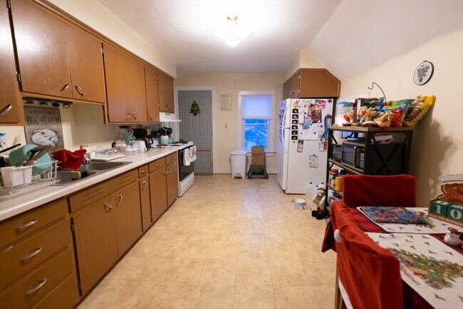 323 N Bennett St unit 323.5 Upper, Appleton, WI 54914 - photo 6
