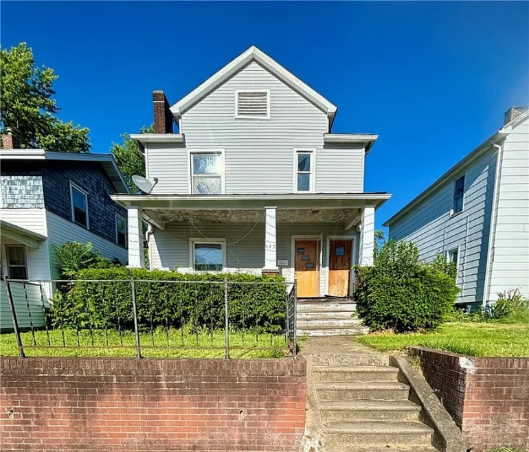 647 Spruce Ave, Sharon, PA 16146 - photo 1