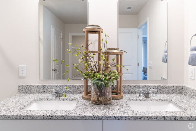 4BR, 2BA - 1774sf Cali - Master Bathroom