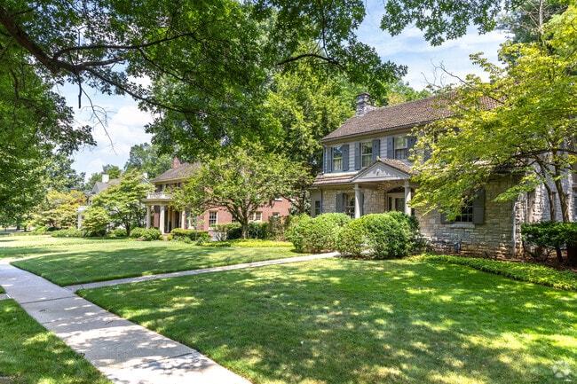 Homebuyers looking in Hollywood can expect to spend roughly $278 per square foot.