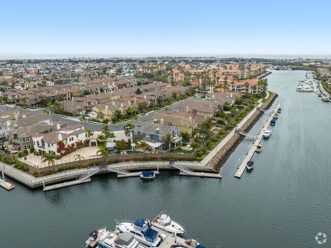 The Via Marina neighborhood has many public access points to the Channel Island Harbor.