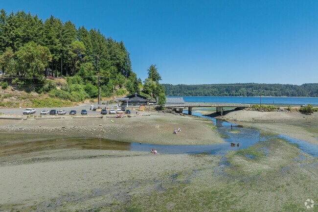 The intersection of Banner Road and Olalla Road is at the center of the neighborhood.
