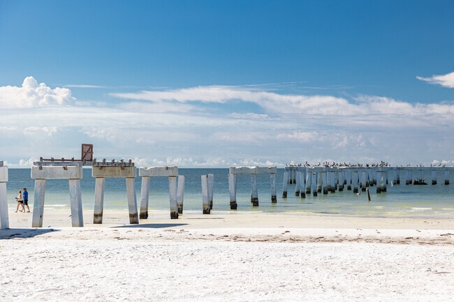 Iona is a short trip to the popular Fort Myers Beach on the Gulf of Mexico.