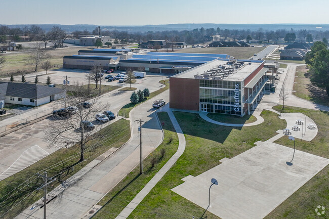 Sapulpa Middle School serves students in grades 6 and 7.