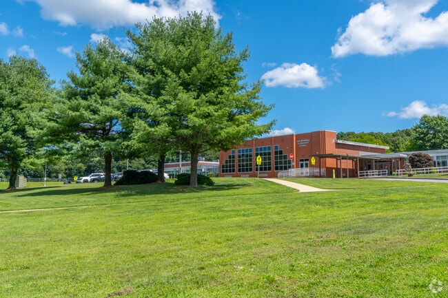 Old Bethpage School teaches students in in grades K-4.