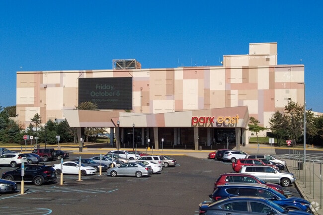 Watch live thoroughbred horse racing at Parx Racetrack near Neshaminy Valley.