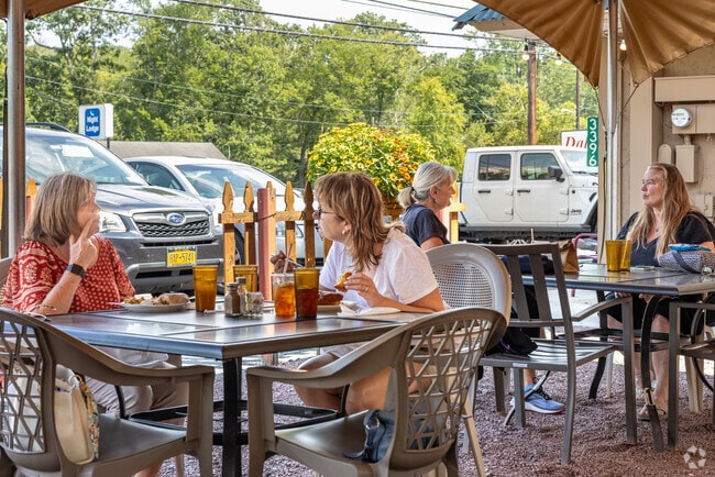 Friends dine alfresco at Dale's Pocono Bistro, a stalwart of Pocono Haven, PA.