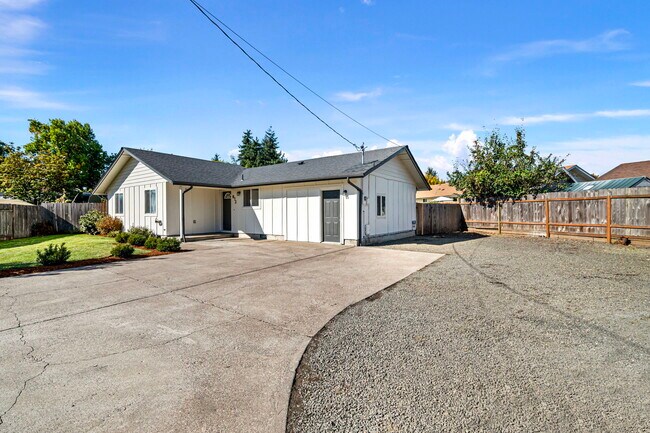 872 W N St, Springfield, OR 97477 - photo 3