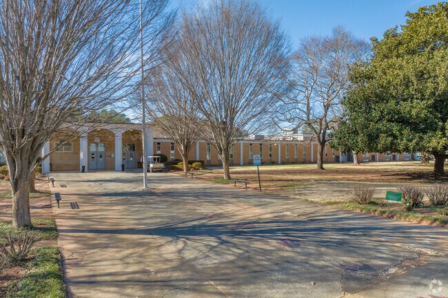 Druid Hills Middle School has a student teacher ratio of 13:1.