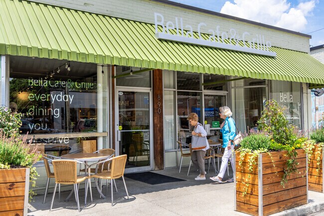 Bella Cafe & Grille in Hollywood features a bar and outdoor seating.