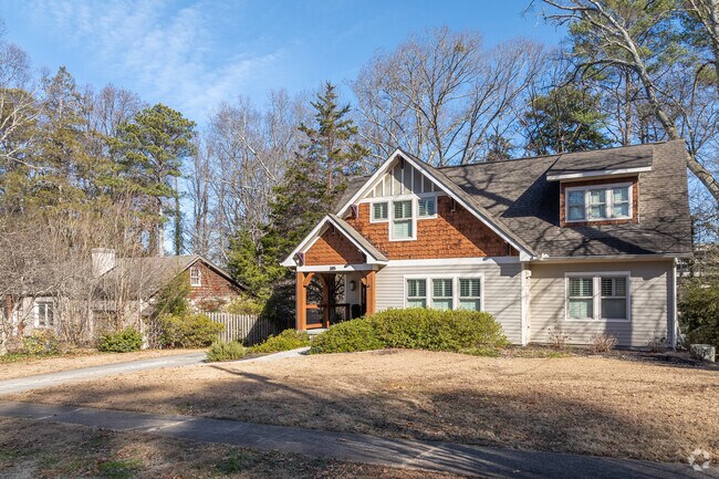 Classic crafstman style homes with traditional front porches are popular in Decatur Heights.