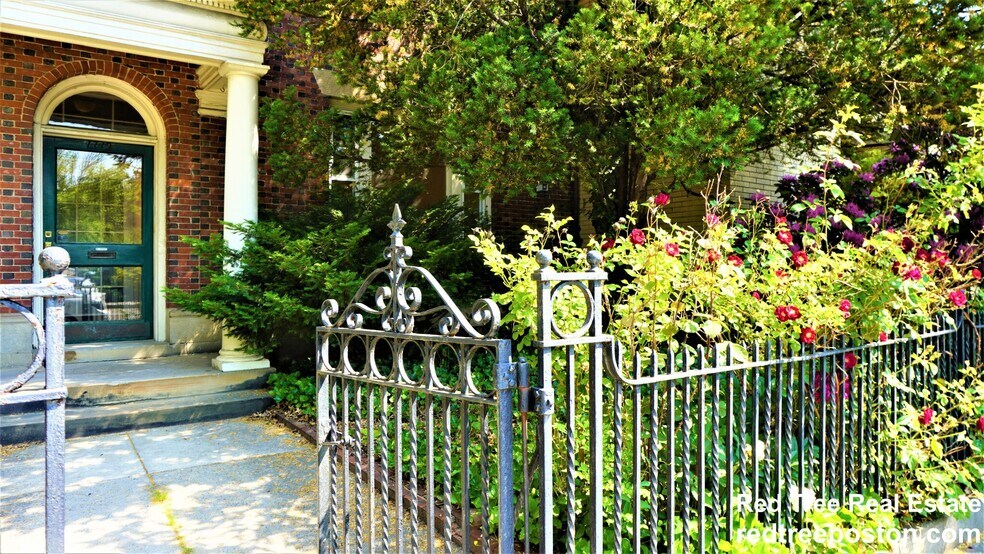 1712 Beacon St unit 3-bed 1-bathU1 Brook, Brookline, MA 02445 - photo 1