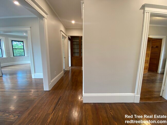 1855 Beacon St unit 3-bed 1-bathU3 Brook, Brookline, MA 02445 - photo 5