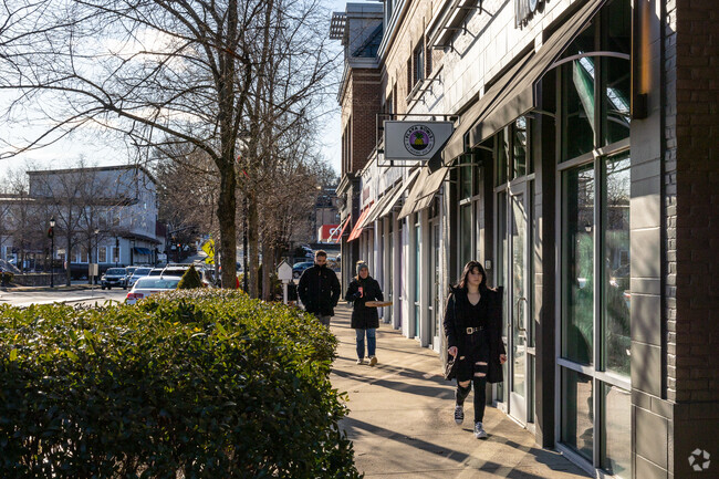 Cliff Estates residents can shop and dine along Linden Street.