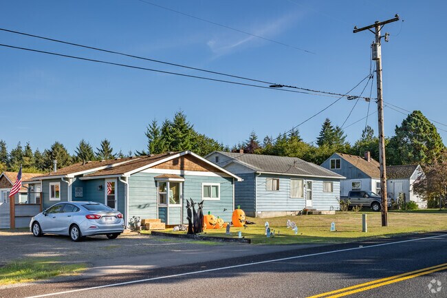 Cottages, Craftsman-style, and ranch-style homes predominate in Svensen.