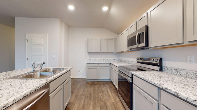 517 N Persimmon St, Gardner, KS 66030 - photo 3