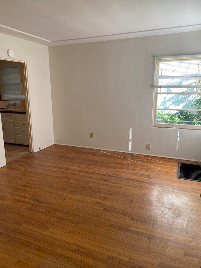 2566 1/2 B St, San Diego, CA 92102 - photo 4