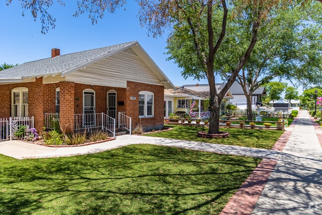 Discover the character and charm of older homes in Downtown Glendale.