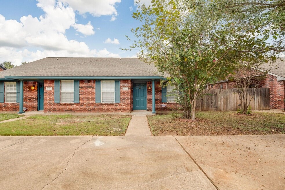 NOVEMBER Move in! 2/2 Duplex with fenced i...
