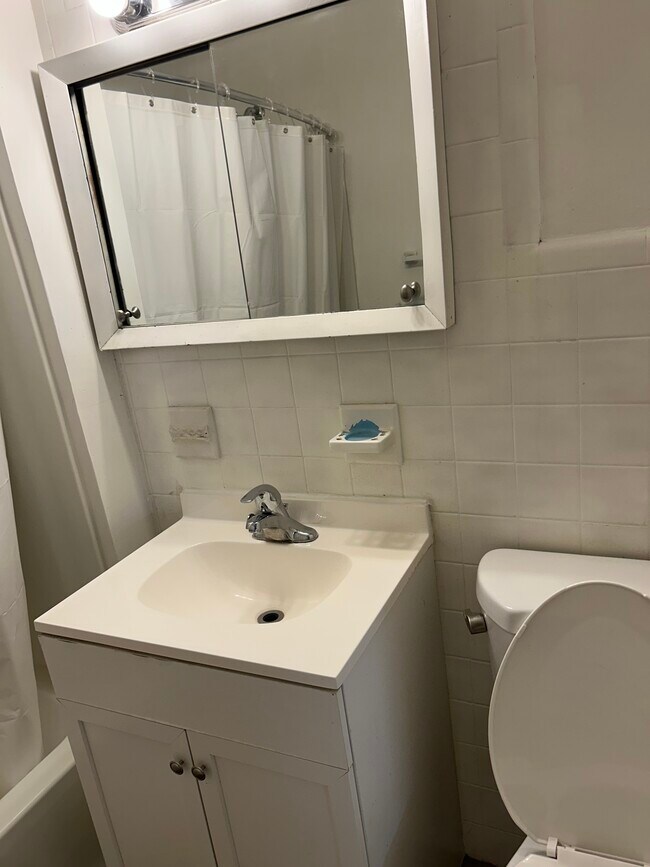 207 S 13th St unit 3rd Floor Rear, Philadelphia, PA 19107 - photo 3