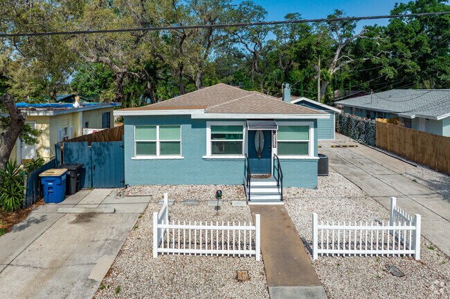 Small ranch style and bungalow homes in Lake Belleview are a popular and more budget-friendly housing option.