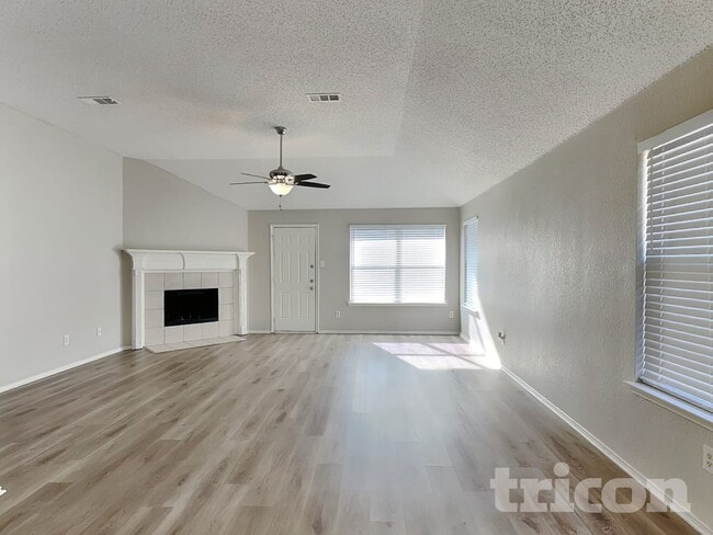 304 Dakota Dr, Arlington, TX 76002 - photo 2
