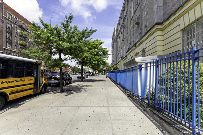 Longwood Preparatory Academy has a student-teacher ratio of 11 to 1.