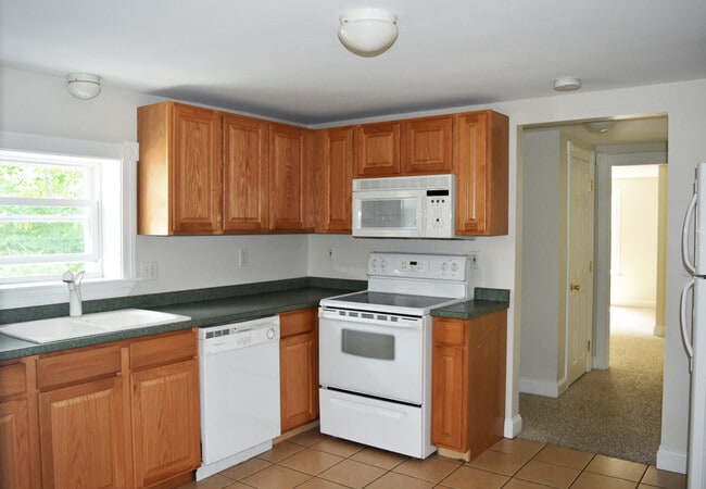 70 Main St unit 3 1 Bedroom with, Yarmouth, ME 04096 - photo 3